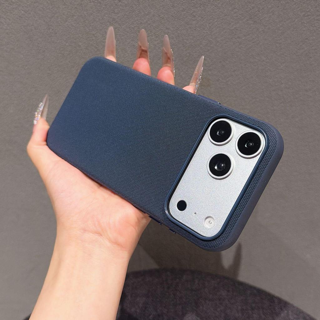 Магнитный чехол из ткани Tech Cloth для iPhone 15/16/17 Pro Max с защитой кнопки камеры.