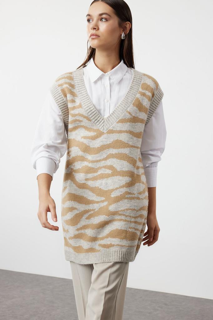 Женский модный стильный свитер в хиджабе, бежевый мягкий текстурированный трикотаж с рисунком зебры