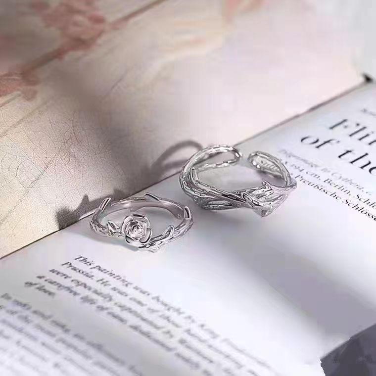 Серебряное кольцо с цирконием и крестом: Стильное женское кольцо-заявление в элегантном нишевом дизайне