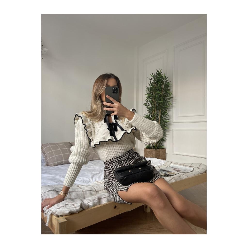 Женский трикотажный свитер бежевого цвета с воротником и лентой, с рюшами и длинными рукавами