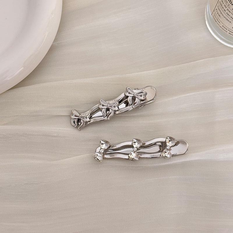 Шикарная серебряная шпилька-бантик со стразами — модная заколка сбоку 2024 года для стильного, элегантного образа