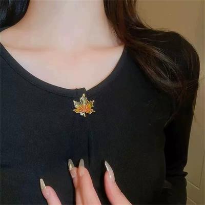 Модная брошь с кленовым листом, инкрустированная бриллиантами, подходит как мужчинам, так и женщинам.