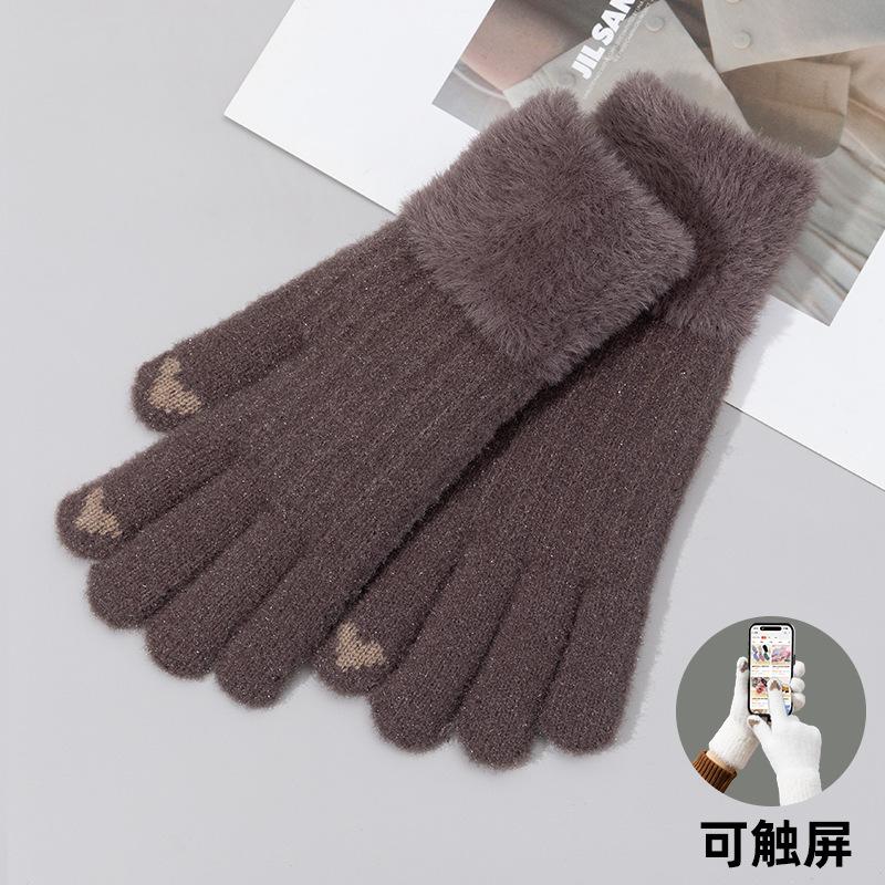 Шерстяные перчатки для женщин универсальны и согревают зимой. Пятипалые студенты могут вязать утолщенные перчатки для верховой езды, защищающие от холода.