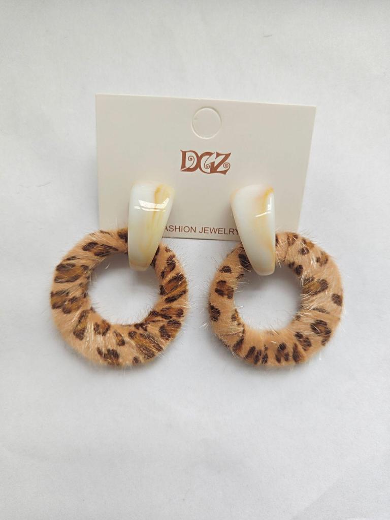 2025 Осень/Зима Женские Высококлассные Простые Серьги: Универсальный дизайн с системой цветов Майяра