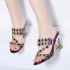 Мода 2024 года, новые летние модные туфли, элегантные туфли на танкетке с цветочным узором и стразами, кожаные нескользящие женские сандалии на танкетке с кристаллами