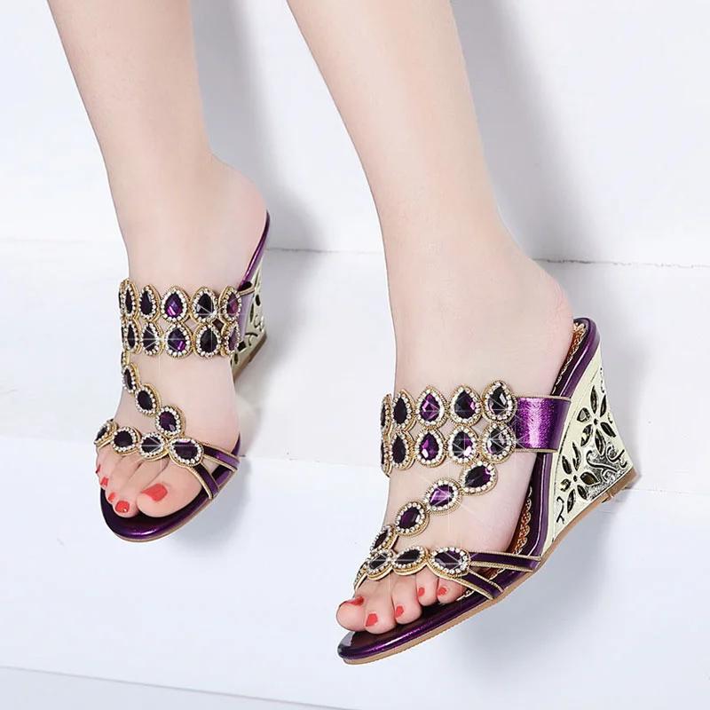 Мода 2024 года, новые летние модные туфли, элегантные туфли на танкетке с цветочным узором и стразами, кожаные нескользящие женские сандалии на танкетке с кристаллами