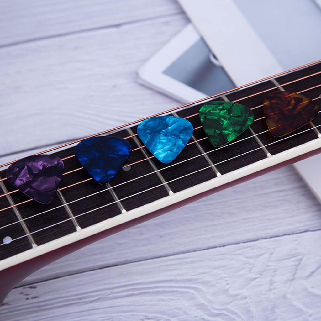 YFFSFDC набор из 30 медиаторов для гитары среднего размера для электрогитары, бас-гитары, акустической гитары, струнных инструментов, толщина для начинающих, цветной 0,71 мм