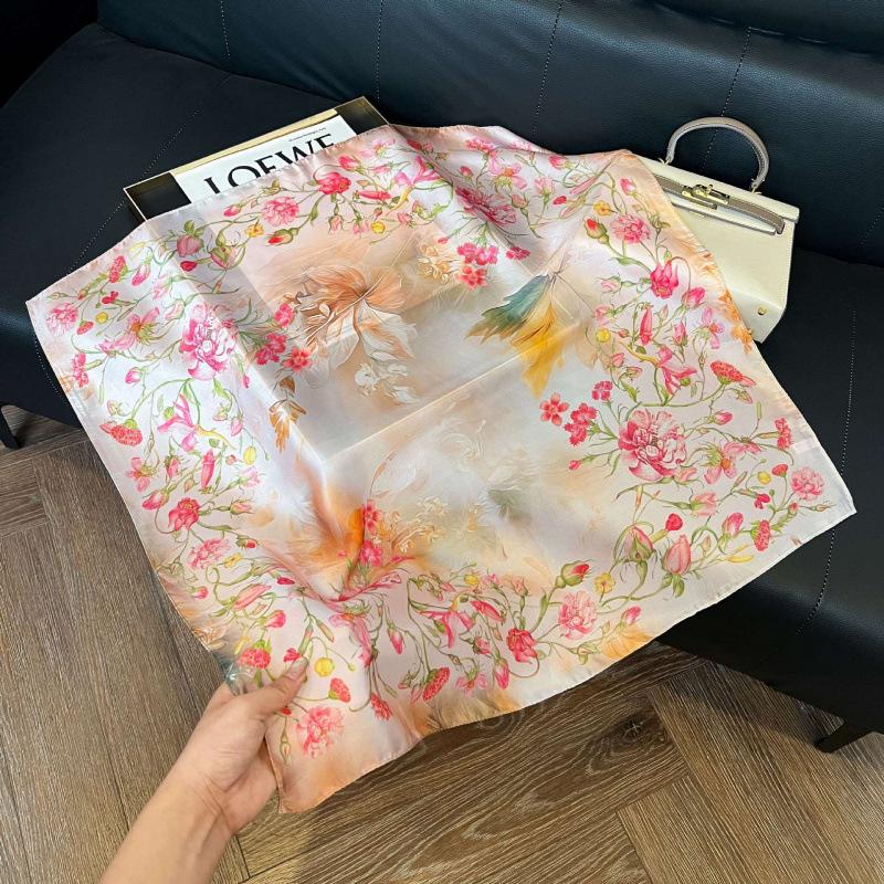 Retro silk scarves for women's new high-end accessories, neck small square scarf, scarf waist, fashionable and versatile, and gifts can be given.