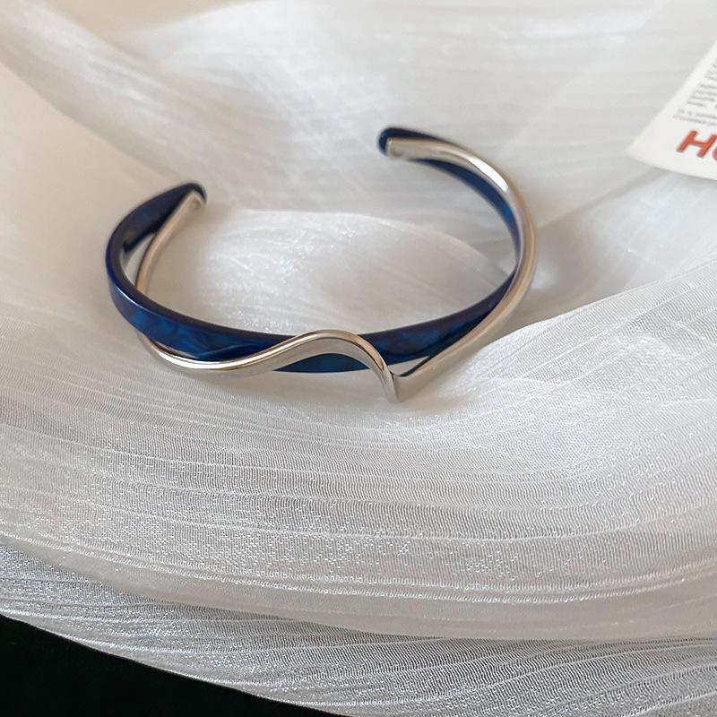 Текстурированный открытый браслет с золотым покрытием: Корейский стиль, Высококлассная холодная эстетика