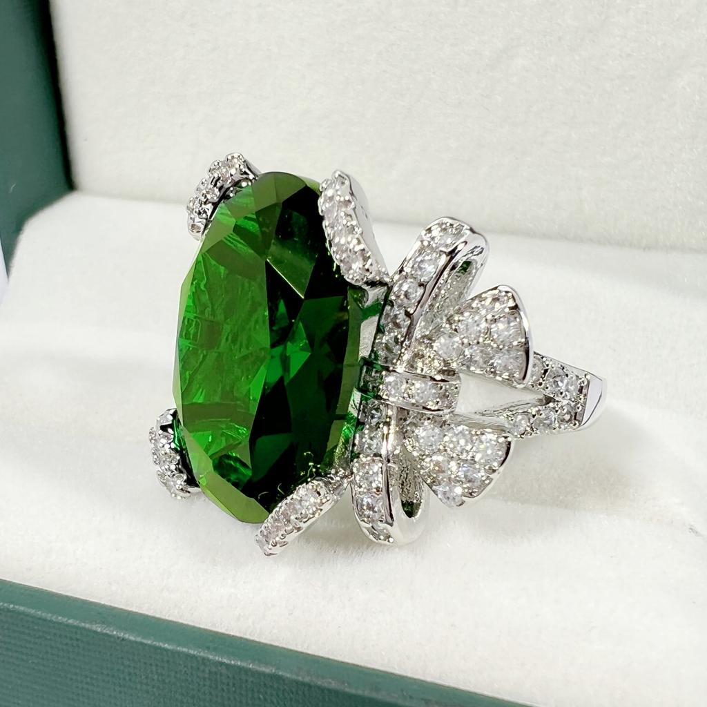 Кольцо «Каменное голубиное яйцо» с бриллиантом и бантом