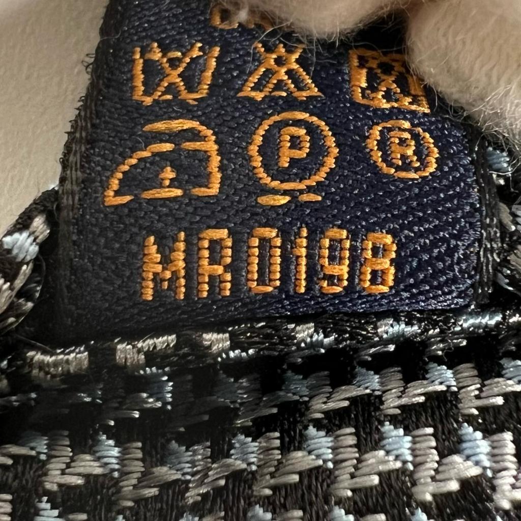 Отличный галстук LOUIS VUITTON Cravate вышивка LV серый шелк мужской M72996 Б/у