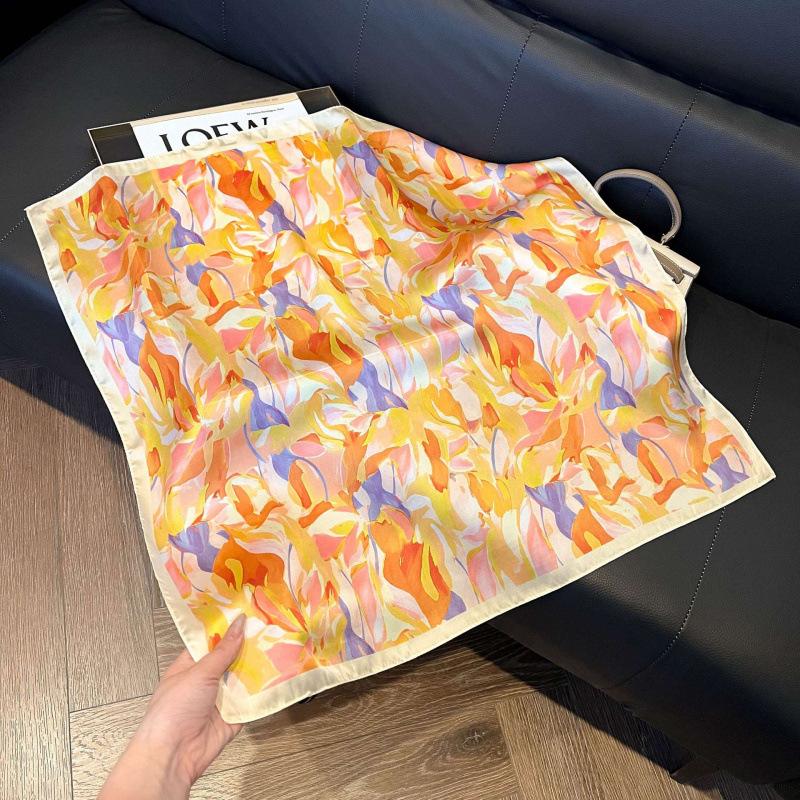 Retro silk scarves for women's new high-end accessories, neck small square scarf, scarf waist, fashionable and versatile, and gifts can be given.