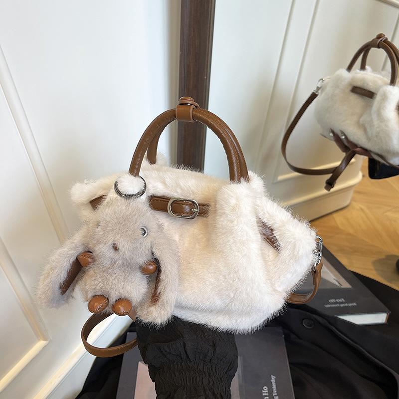 Популярная в этом году женская сумка большой вместимости 2025 новая осенне-зимняя универсальная плюшевая сумка-мессенджер повседневная портативная сумка-тоут