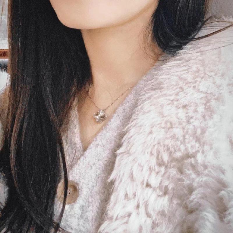 Новый легкий роскошный ветер старший лазерный четырехлистный клевер титановое стальное ожерелье женская счастливая трава ключичная цепочка