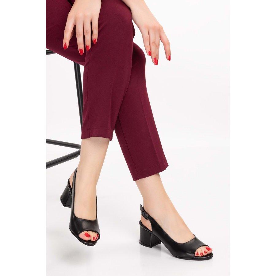 Женские босоножки на среднем каблуке из натуральной кожи