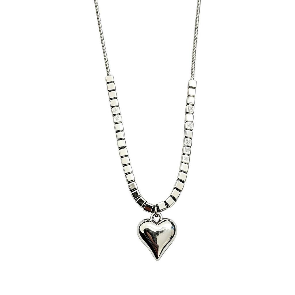 Cold style three-dimensional metal heart necklace for women, versatile new style, sweater chain, sweet cool spicy girl hip-hop personality accessory