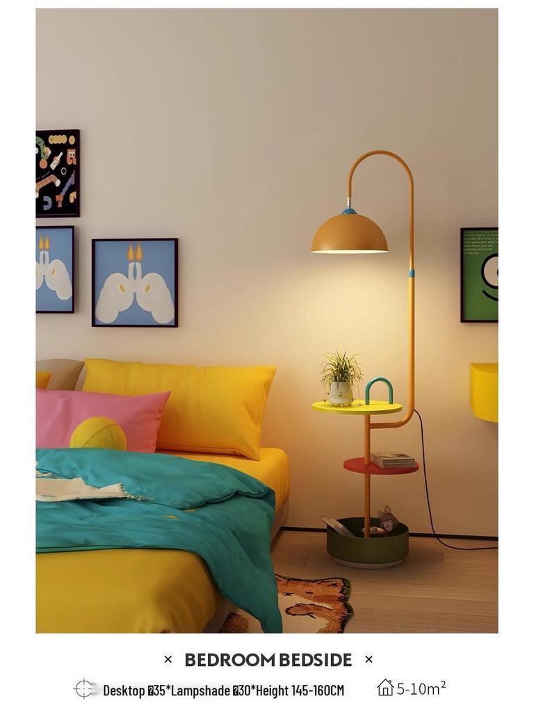 Мемфис Торшер: Стильная гостиная, диван и лампа для детской комнаты со встроенным хранилищем и функцией журнального столика