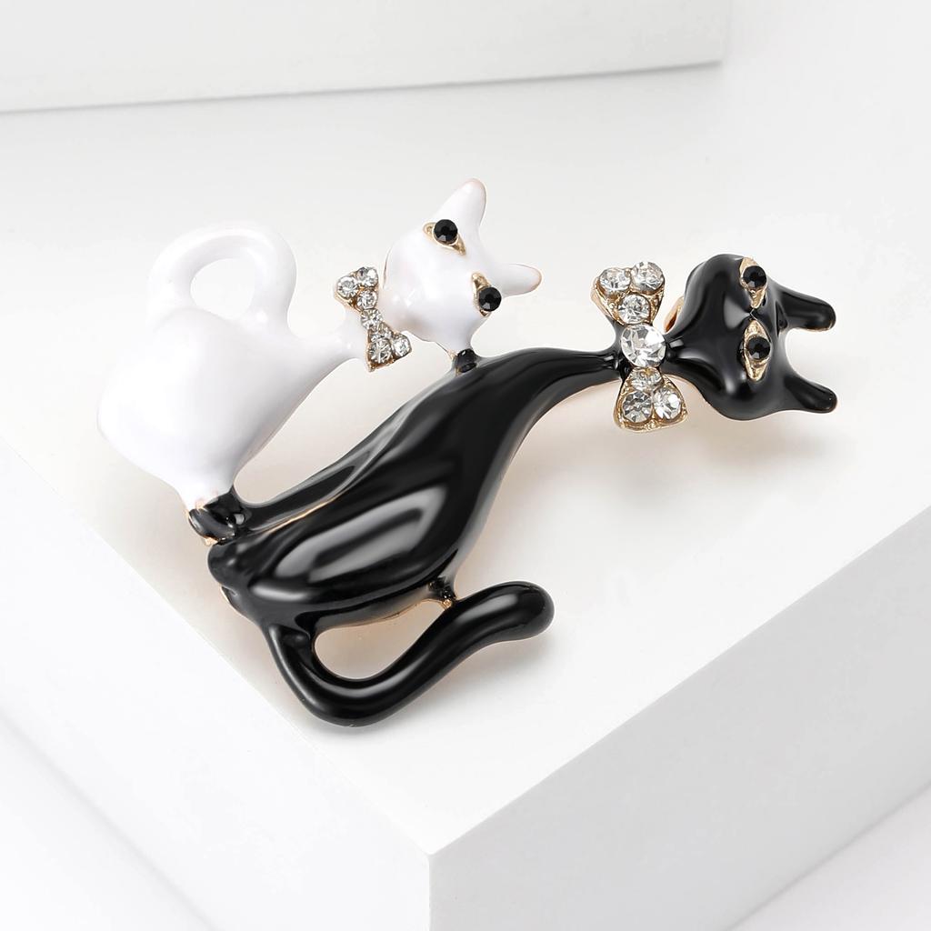 Эмалевый бант, две броши с изображением кота для женщин, унисекс, заколки с животными, 2 цвета, в наличии, повседневные аксессуары для вечеринок, подарки