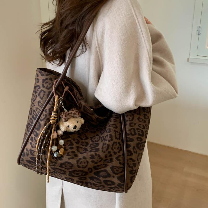 Повседневная ретро матовая сумка женская 2025 новая для通勤 универсальная сумка через плечо модная большая вместительная портативная сумка-тоут