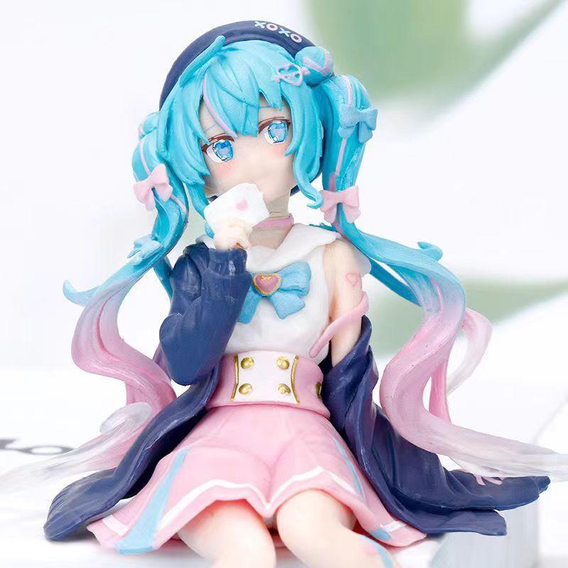 Милая фигурка Хацунэ Мику в сидячей позе - 2D аниме-модель, подходит для корпуса компьютера или украшения автомобиля, подарочный предмет