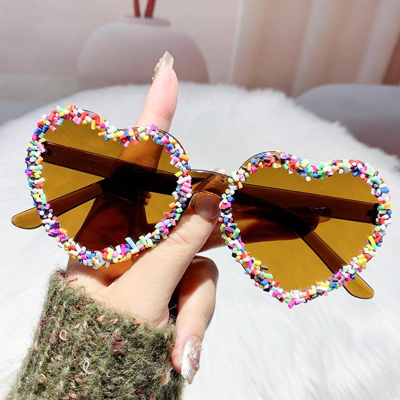 Новые солнцезащитные очки Love Personality Sticker Fashion Peach Heart Women Single Party Trending Beach Sunglasses