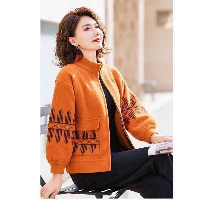 Стильный вязаный кардиган для модных женщин среднего возраста на весну и осень