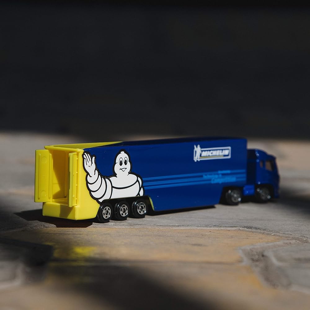 TAKARA TOMY Tomica №135 Транспортер Michelin Motorsports Игрушечная машинка для детей от 3 лет