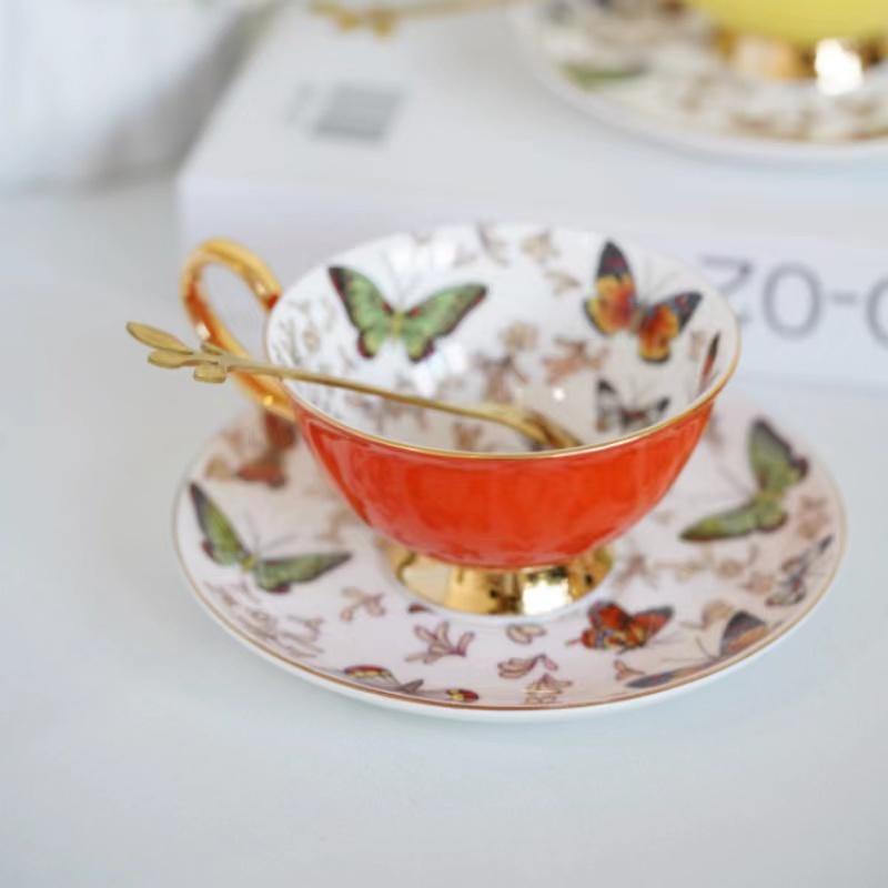 Европейская кофейная чашка из костяного фарфора, красочная фарфоровая керамическая чашка с бабочкой и блюдцем, британская офисная чайная чашка, посуда для напитков, подарок