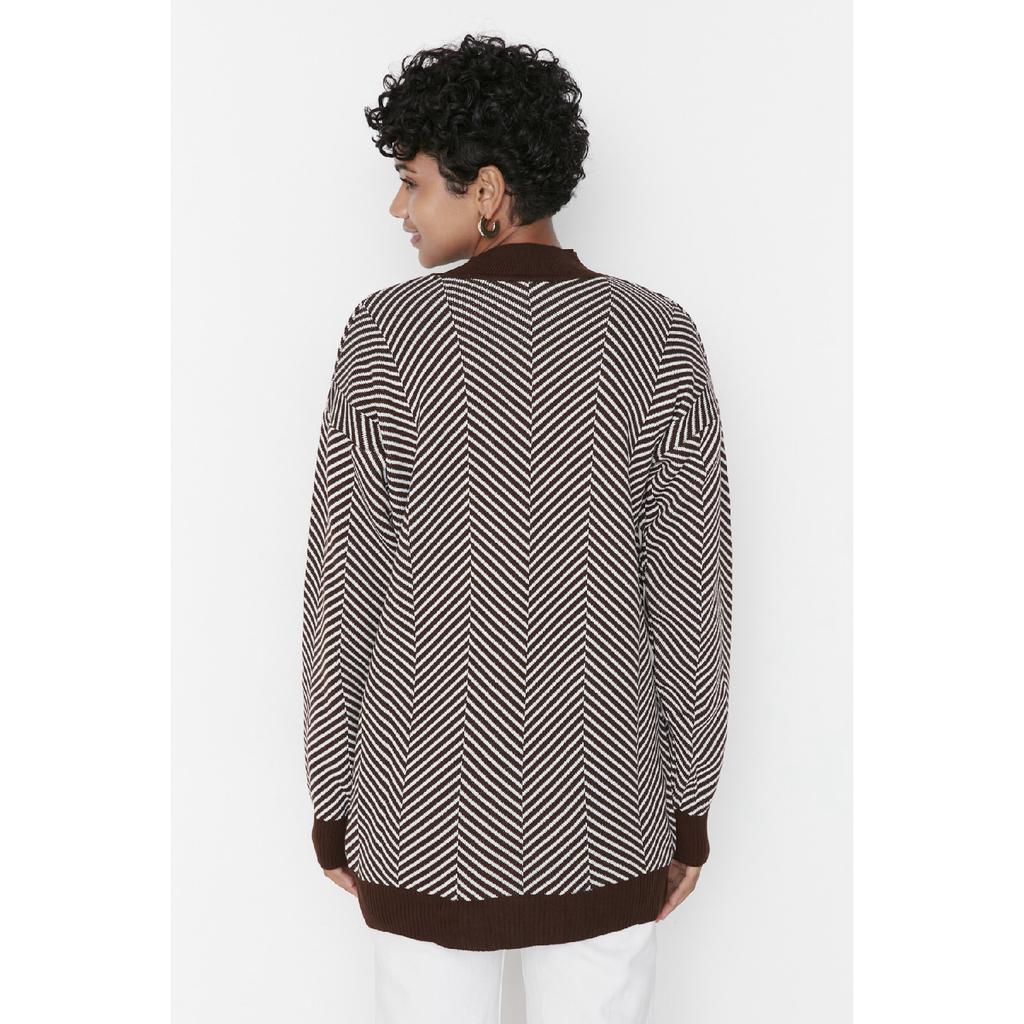 Коричневый трикотажный свитер в полоску с высоким воротником Tctaw23kz00026