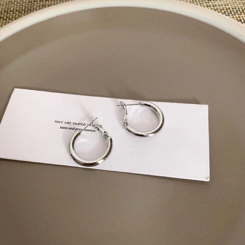 Earrings Niche Retro Premium Sense Light Luxury Earrings Anti-Allergic Ring Simple Stud Earrings Women'S Circle Earrings