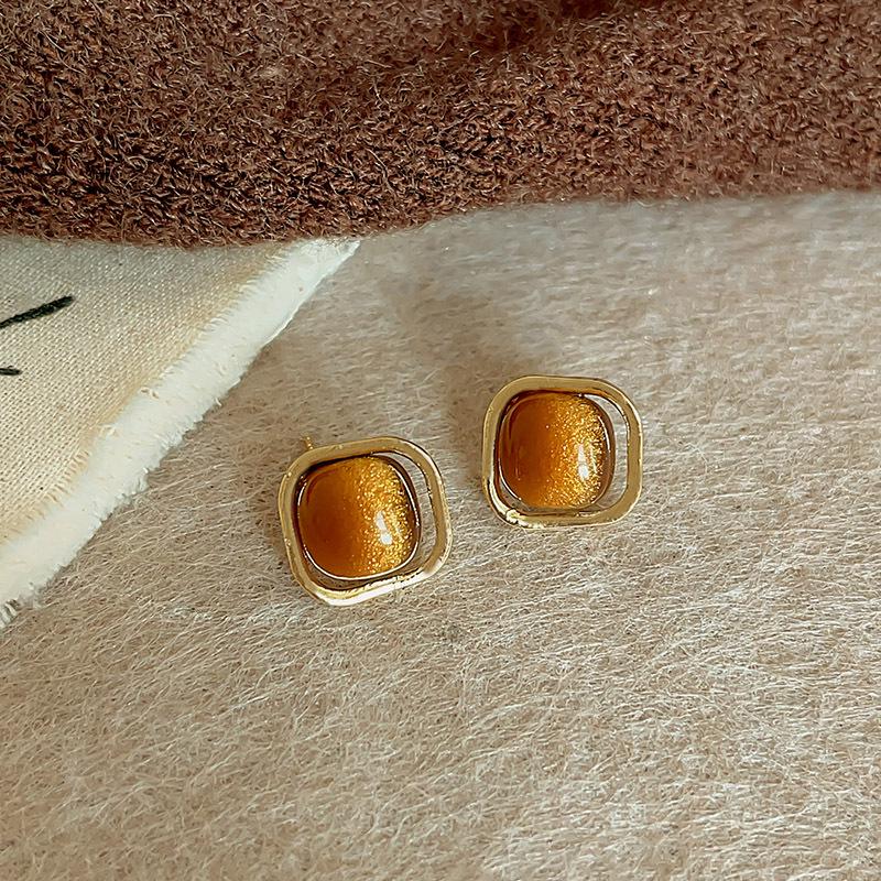 2025 Осень/Зима Женские Высококлассные Простые Серьги: Универсальный дизайн с системой цветов Майяра