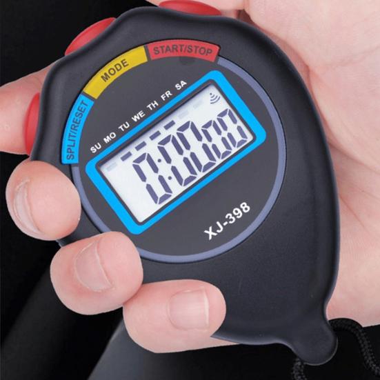 С большим цифровым дисплеем. Дата и время будильника. Без бесшумного спортивного таймера.