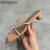 Модные летние женские шлепанцы SUOJIALUN на низком квадратном каблуке, модные сандалии с узким ремешком, уличная пляжная повседневная обувь-слайды, большой размер 40