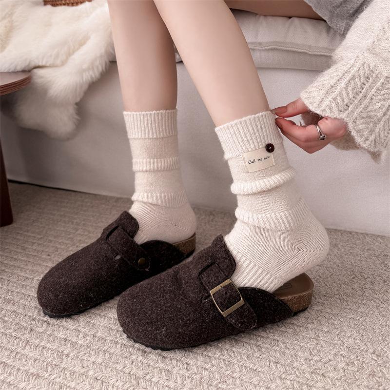 Женские шерстяные носки средней длины для зимы, утолщенная и теплая вязаная ткань, пуговица с этикеткой, однотонные, простые, с ворсом
