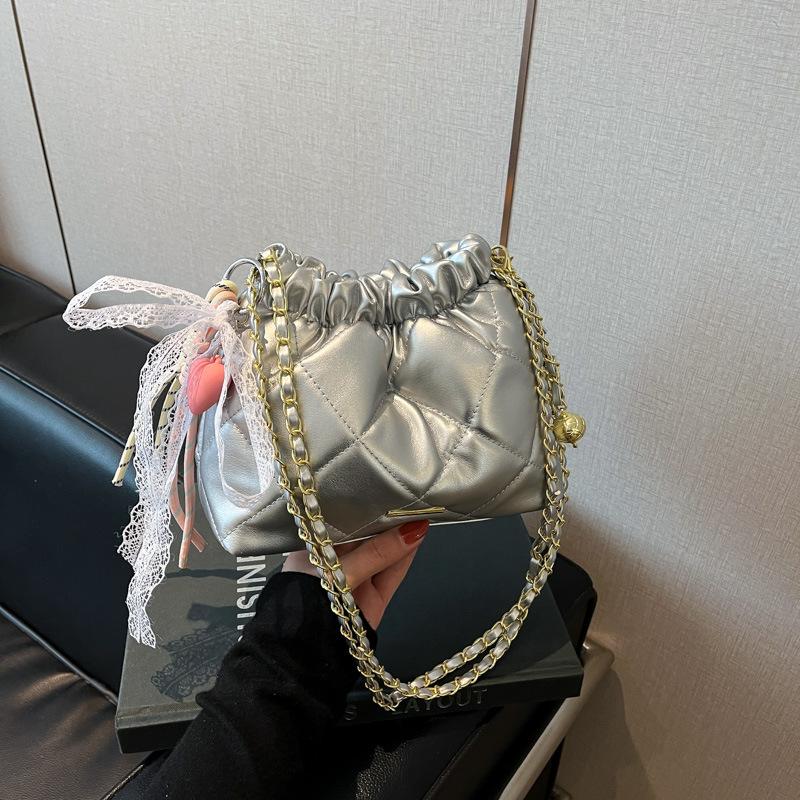 Летняя маленькая сумка на цепочке с ромбовидной вышивкой, женская, новая 2025 года, в зарубежном стиле, универсальная сумка-мессенджер на цепочке, модная супер-хитовая сумка-ведро