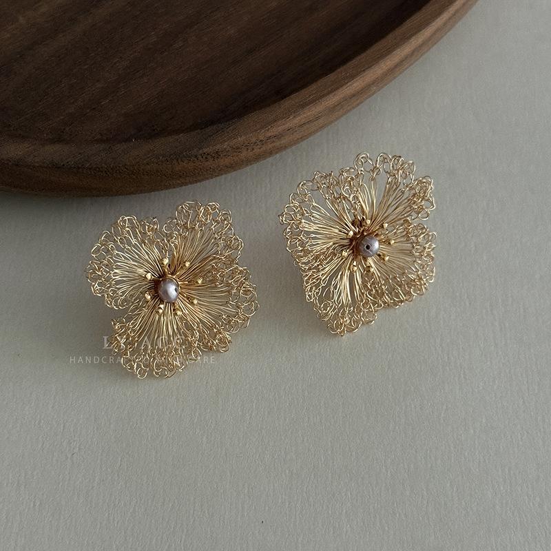 French elegant flower stud earrings super fairy sweet romantic temperament fluffy design earrings exquisite fairy atmosphere earrings