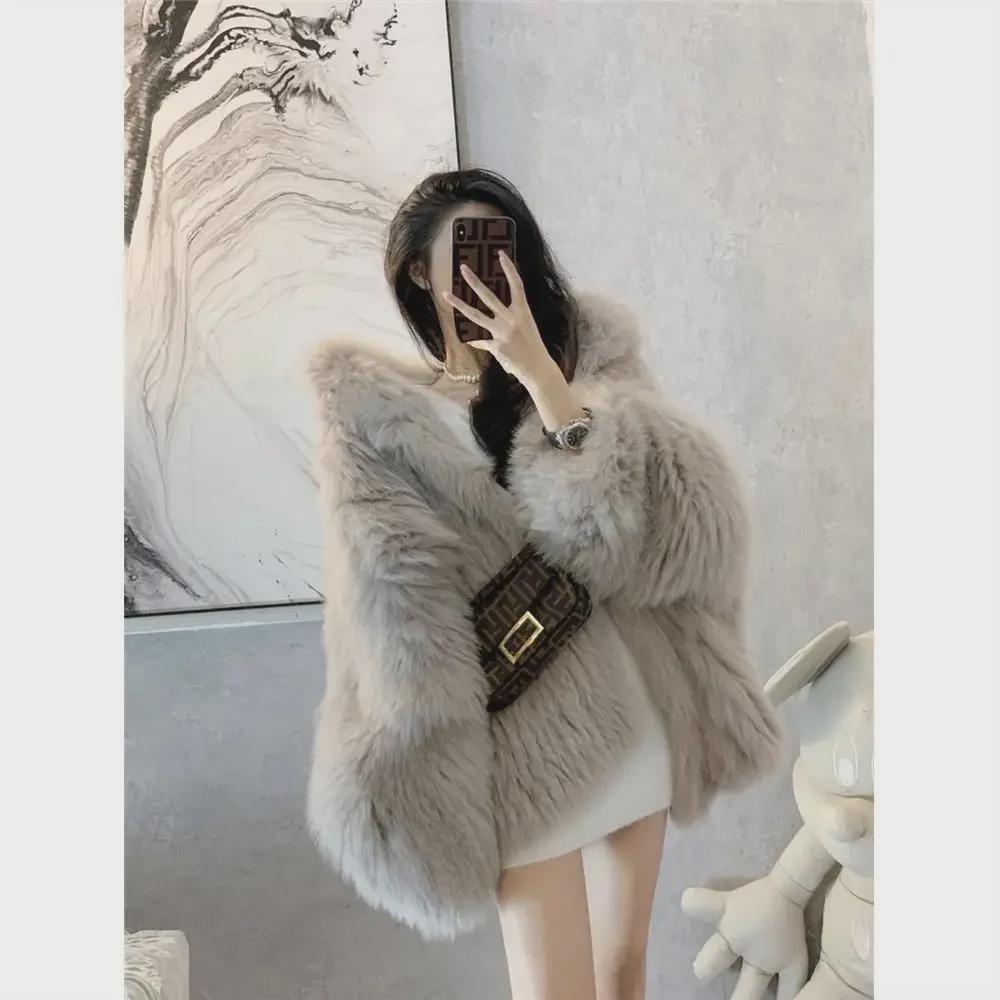 Женское пальто средней длины с капюшоном из искусственного меха лисы — корейский уличный стиль осень/зима 2025 года.