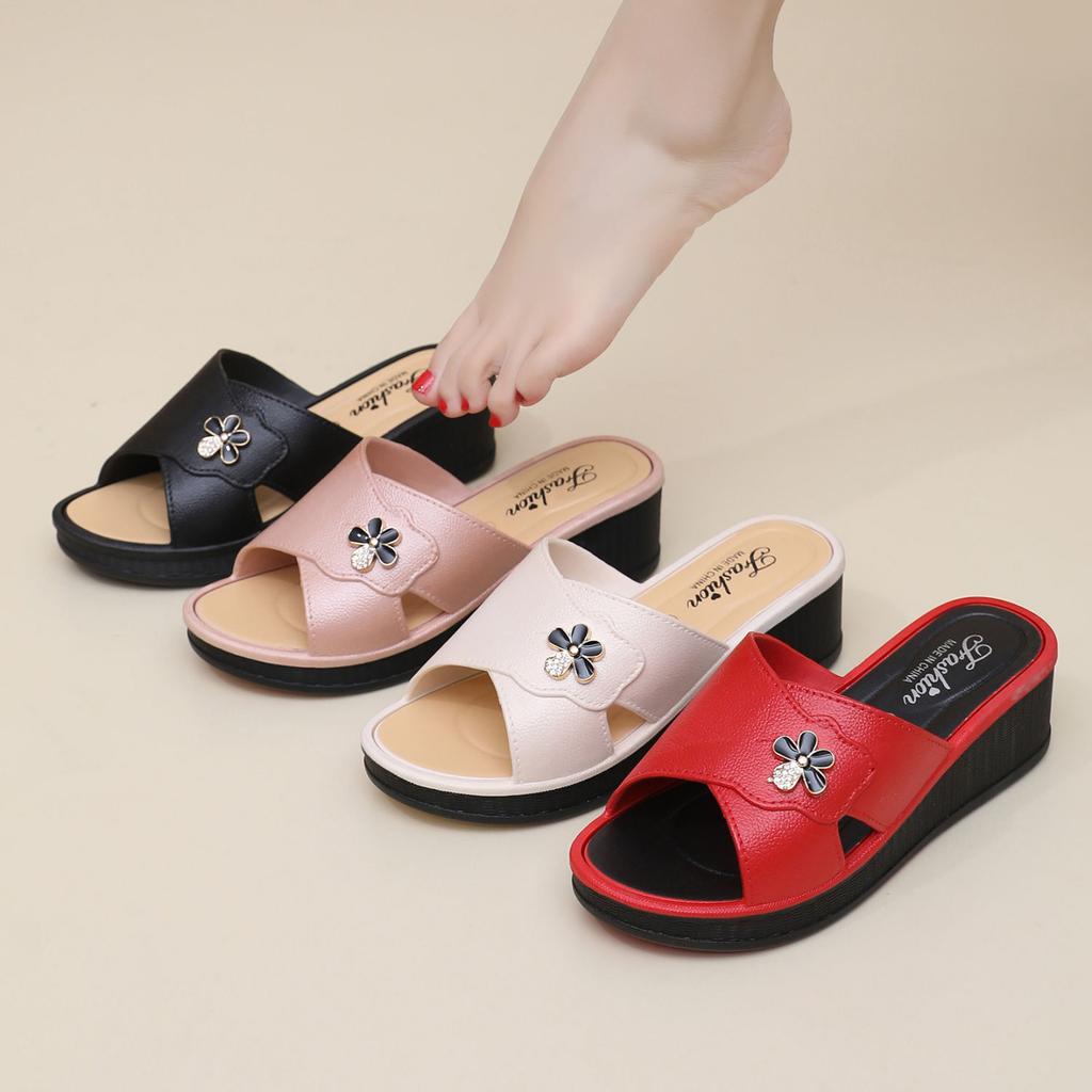 Летние тапочки для женщин, модные для среднего возраста, новый стиль для выхода на улицу и пребывания дома, женские классные тапочки