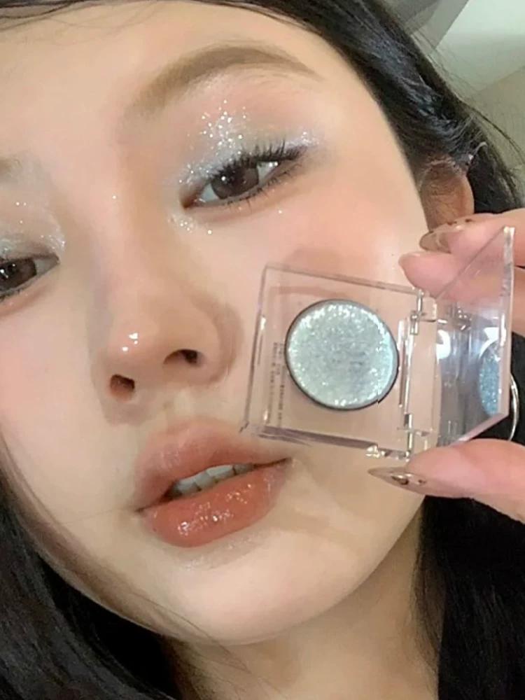 Millennial Hotties Rule the Zone! Single-Color Glitter Eyeshadow with High Shine to Brighten up the Look, Neptune-Themed Sparkling Eyeshadow Palette