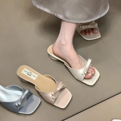 Мода 2025 Новые тапочки Мюли Низкий Высокий каблук Обувь Лето Лучший уличный образ Женщины Квадратный носок Открытый носок Босоножки с ремешками и бантом Женские
