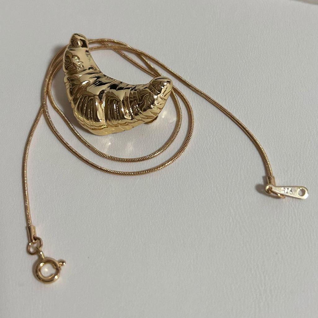 Exquisite Minimalist Snake Bone Chain: 18K Gold-Plated Mini Necklace with Sparkling Gold Thread