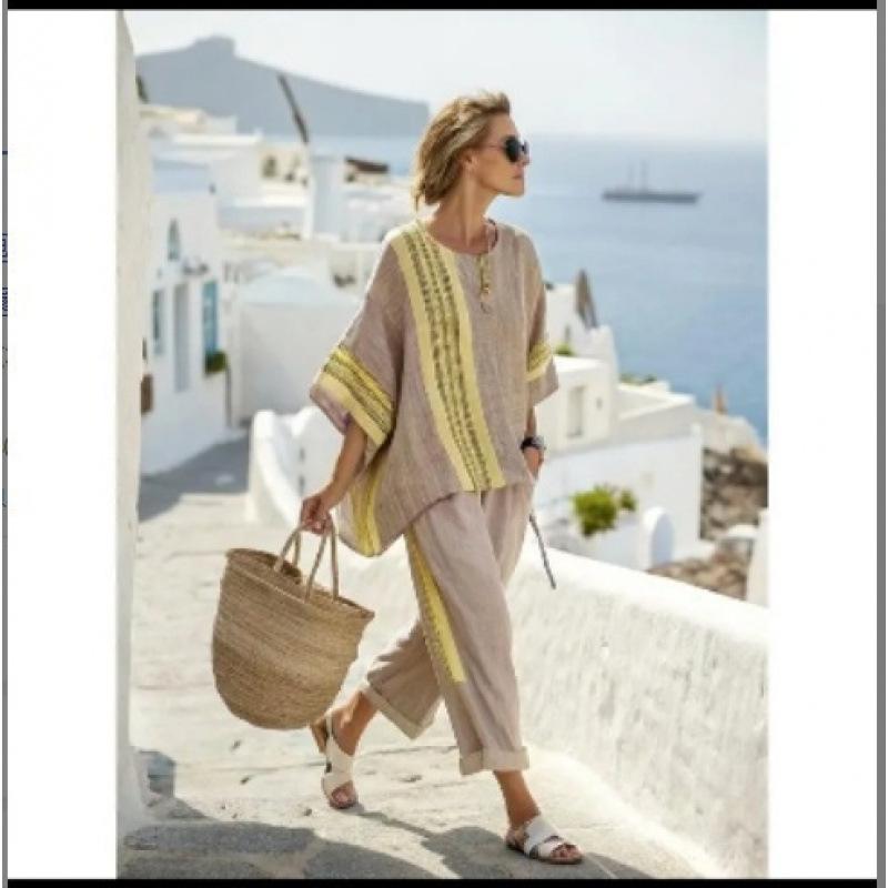 A new summer women's clothing, printed striped color matching medium-sleeved crew neck top, straight casual suit.