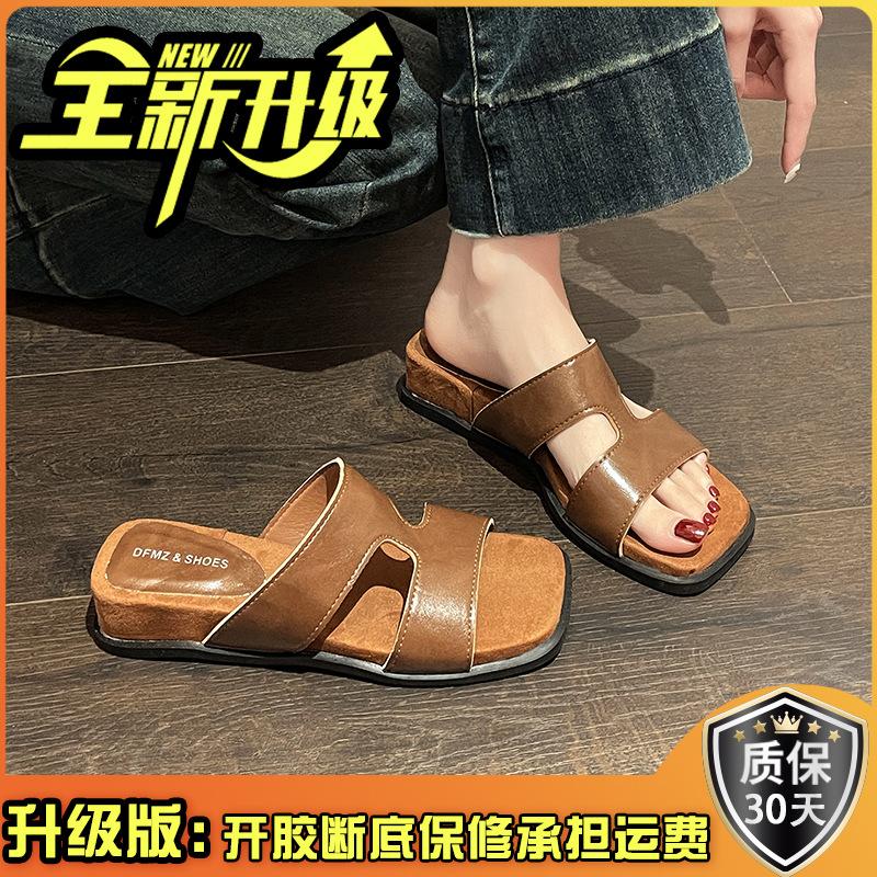 Французский простой темперамент танкетка толстая подошва закрытый носок крутые шлепанцы женские летние 2025 новые с юбкой римские сандалии