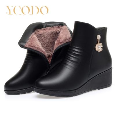 Женские зимние кожаные туфли на танкетке на мягкой подошве и короткие плюшевые ботильоны с металлической отделкой