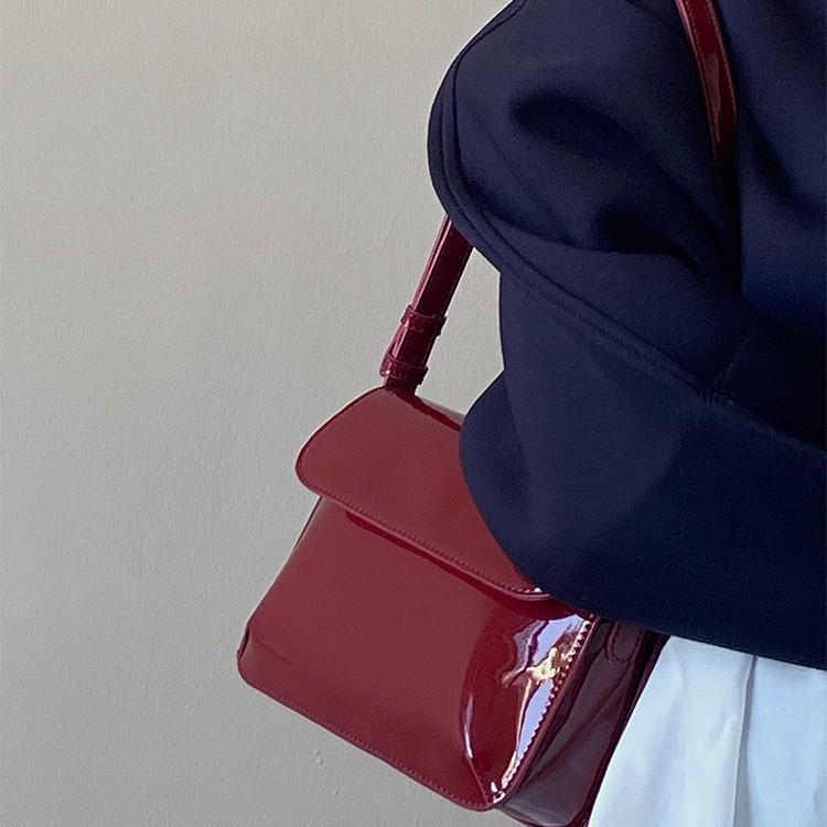 Retro Red Patent Leather Small Square Bag Underarm Bag 2025 New Fashionable Versatile Square Portable Shoulder Bag Messenger Bag