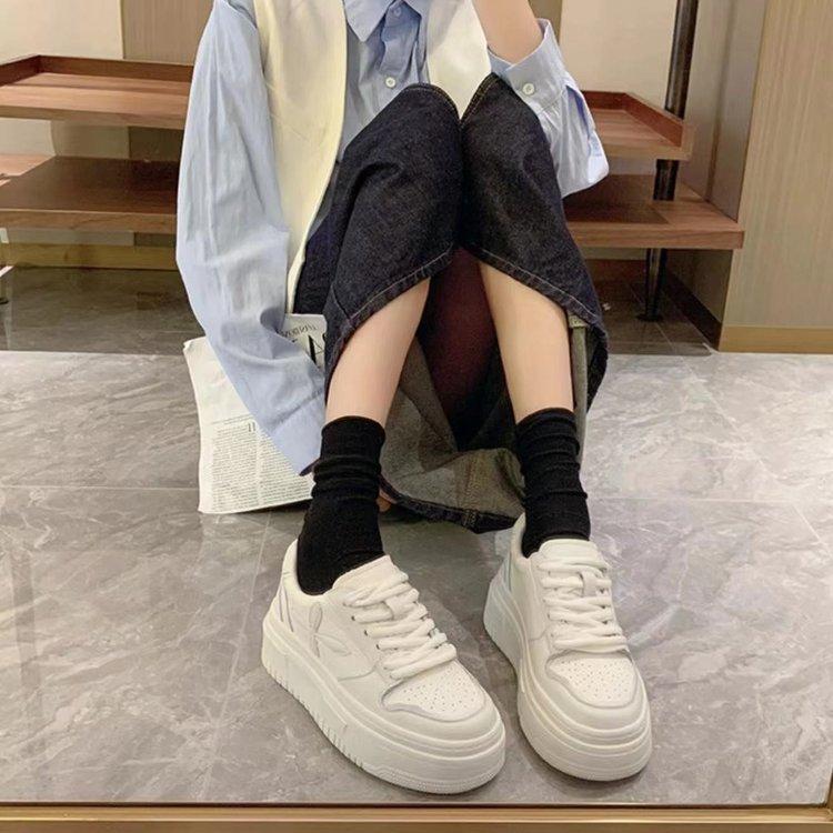 Женские маленькие белые туфли на толстой подошве, весна 2025, новая кожаная универсальная повседневная обувь на шнуровке, женская корейская версия, увеличивающая рост студенческая b