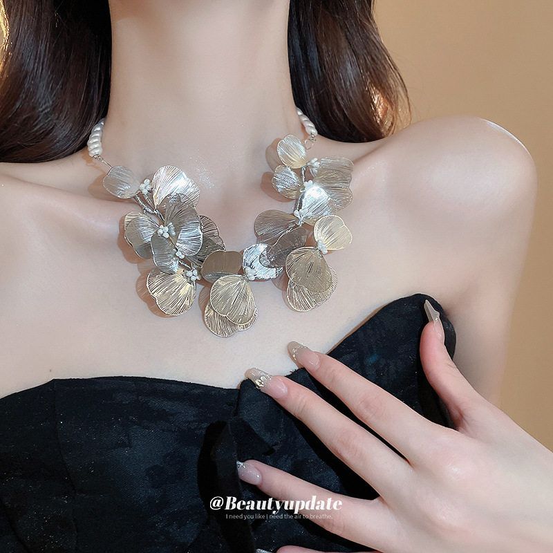 French Style Fancy Cut Out Metal Flower Pearl Necklace Fashion Exaggerating Collarbone Necklace New Arrival Fashion Elegant Necklace