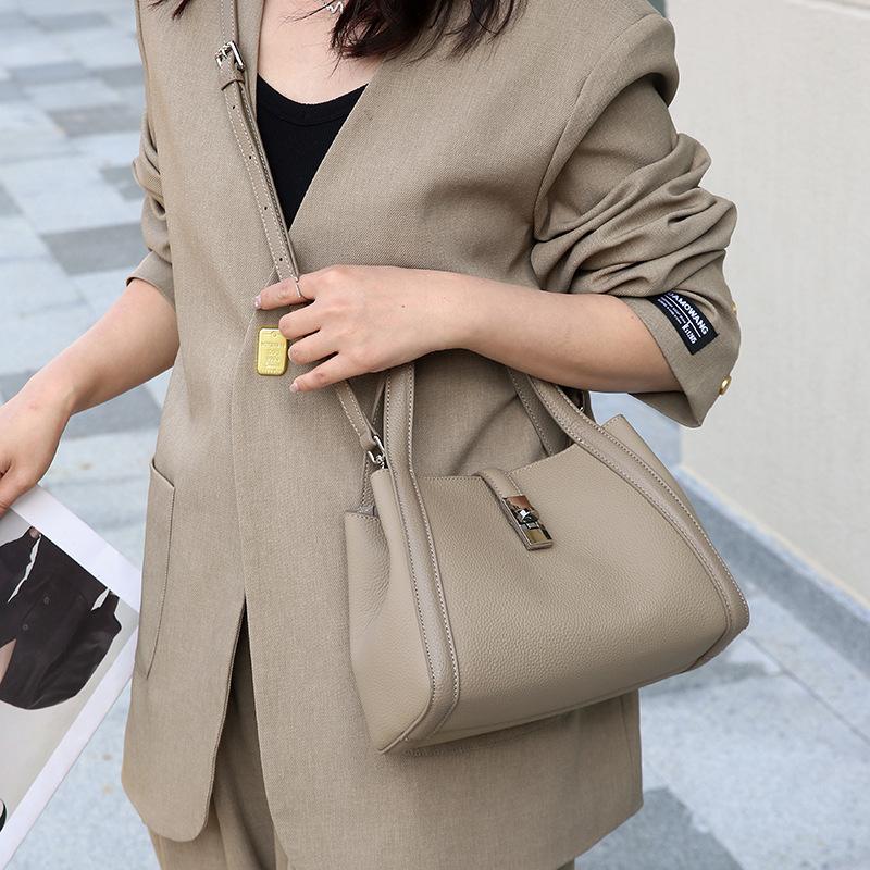 Office workers carry vegetable baskets, women's bags, one shoulder hand carry diagonally across the first layer of cowhide large-capacity bucket bags