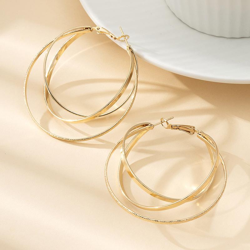 Простые многослойные крестообразные серьги-кольца для женщин