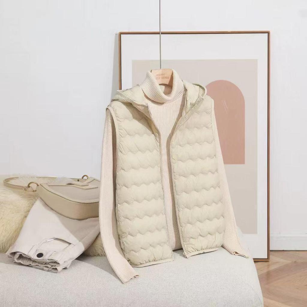 Женский легкий пуховый жилет с капюшоном и волнистым узором 2025